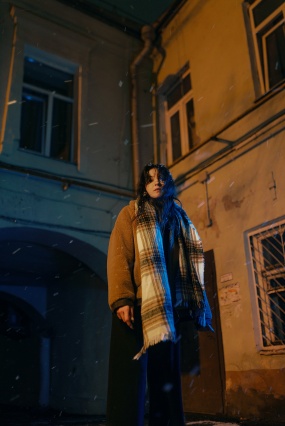 下雪天美女戴围巾图片